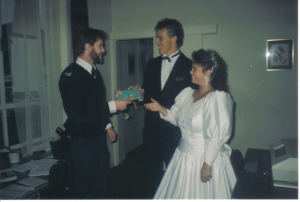 F47 Bruidspaar bezoekt politiebureau, 1990
